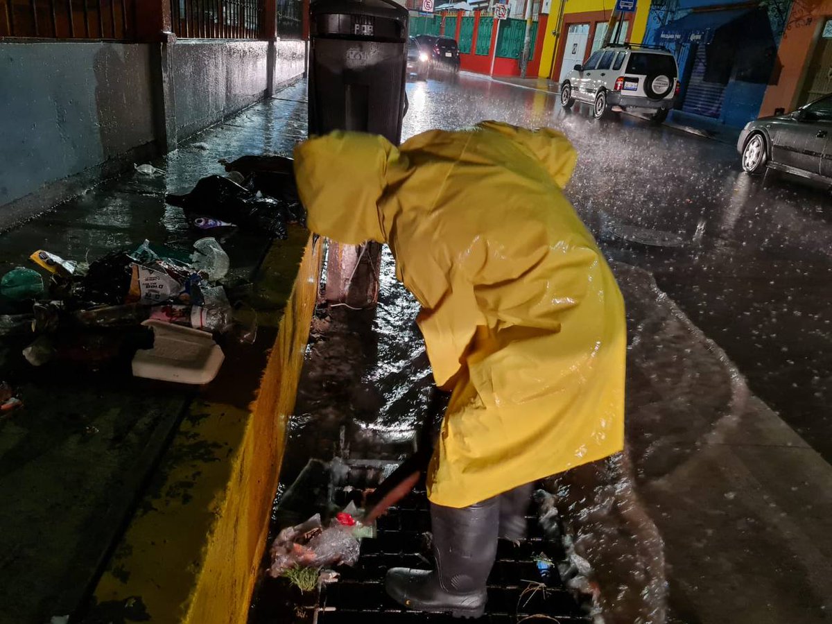 LuisBNava's tweet photo. #AlMomento Nuestros equipos de Protección Civil, Servicios Públicos y Delegaciones trabajan en diferentes puntos del municipio para atender afectaciones. Ante cualquier emergencia, comunícate de inmediato al ☎️9-1-1. https://t.co/EKzO2x2jD6