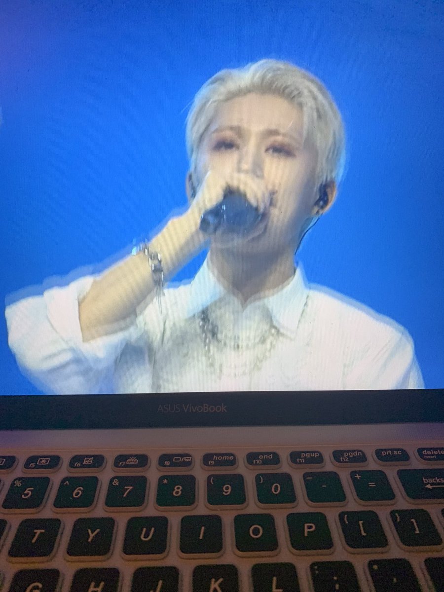 bobbin___'s tweet photo. HANDSOME SANGAT NI 😭😭
B.I ROCK THE STAGE

#1stOnlineConcertBI 
#비아이_첫솔콘_1열탑승 @shxx131bi131 https://t.co/8etu0CHtuw
