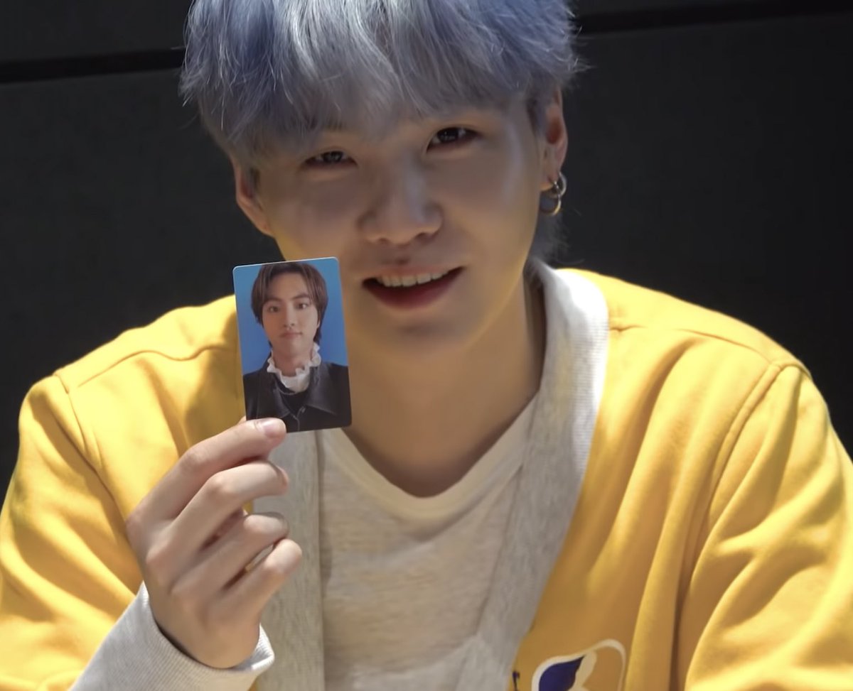 yoonjinfiles's tweet image. yoongi being the most successful seokjin photo card collector !!