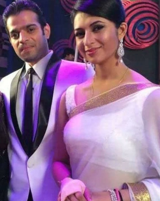 Vineeta00721904's tweet photo. Patakas..🔥🔥🔥
DivAn
Happy Sunday😍
⠀⠀⠀⠀⠀⠀⠀⠀⠀
#DivAn #GorgeousDT #DashingKP #DivyankaTripathi #KaranPatel #LoveDivAnForever#IndianTellyAwards
@Divyanka_T @iamkaranRpatel https://t.co/uet08gvV9f