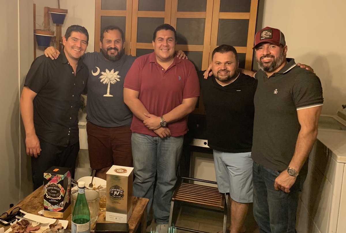 Rmoralesverduga's tweet photo. #Portoviejo. Gran sábado entre amigos en mi querida ciudad  . @jfss_fernando @pepemiguel10 @MontesdeocaJV y @drhernanguillen . Tertulia , fútbol y anécdotas . Así te piques comadreja mayor . Cero tumbes 🇪🇨🎥🏟⚽️ https://t.co/Jyr8IiSX5e