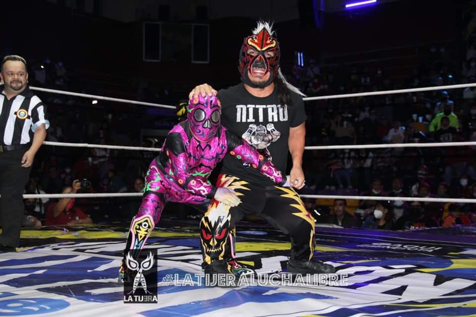 LaTijeraLucha's tweet photo. En trepidantita micro lucha, los rudísimos #Chamuel y #MicroNitro doblegan al #PericoZacarias y #Mije en el ring de la majestuosa #ArenaNeza, donde se dieron un "agasajón" con la complicidad del referí #Guapito...
#latijeraluchalibre https://t.co/6vJNOzDR72