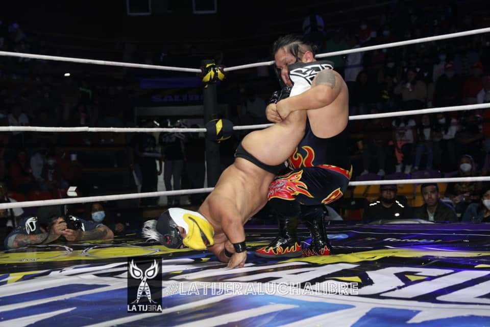 LaTijeraLucha's tweet photo. En trepidantita micro lucha, los rudísimos #Chamuel y #MicroNitro doblegan al #PericoZacarias y #Mije en el ring de la majestuosa #ArenaNeza, donde se dieron un "agasajón" con la complicidad del referí #Guapito...
#latijeraluchalibre https://t.co/6vJNOzDR72