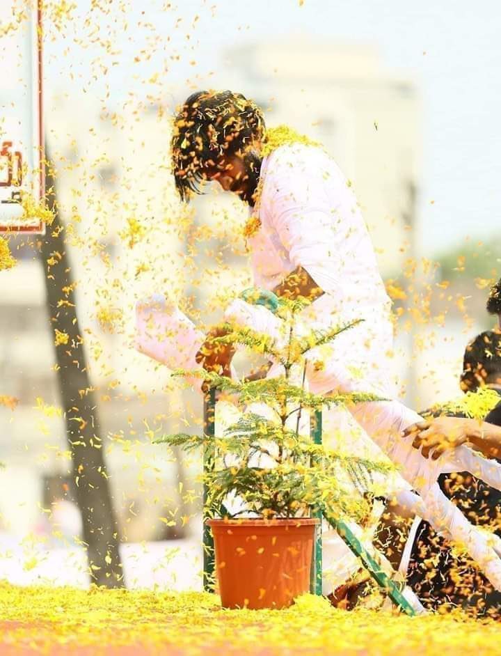 JanasainikPKF's tweet photo. నువు ఉన్నావు కాబట్టే రాజకీయాల్లో ఉన్నాం నువు.నువు వచ్చావు కాబట్టే ఓట్ కూడా చేసుకున్నాం
●నువు హీరో గా ఉంటే ని అభిమాని గాఉంటా
●నువు నువు నాయకుడు అయితే నిసేవకులు గా ఉంటాం
●నువు దేవుడు అయితే ని భక్తులు గా ఉంటాం
ఊహ తెలిసినప్పుడు మొదలైన అభిమానం ఊపిరి ఆగినప్పుడే పోతుంది
#WithPKForver https://t.co/HfhAm8pE66