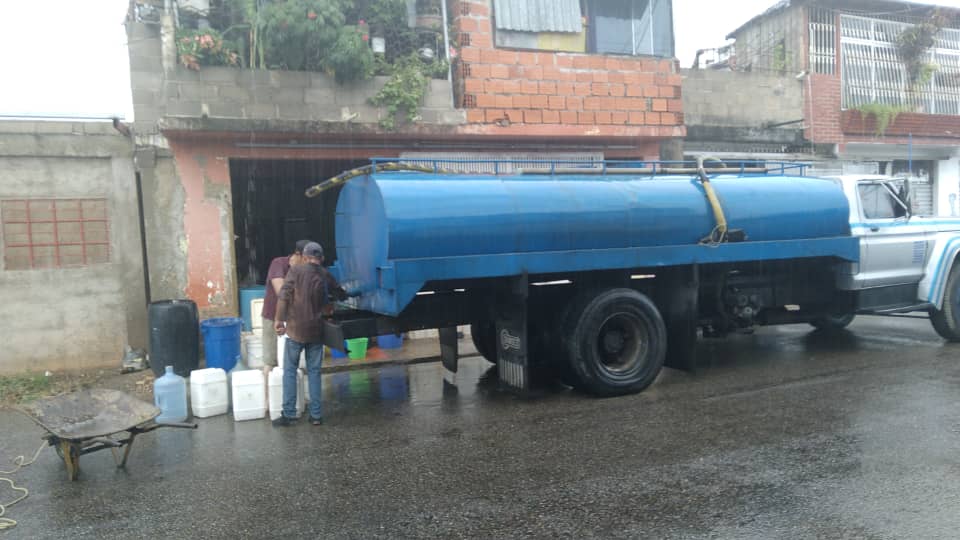 Es Noticia 🗞️
El Plan de distribución de agua potable a través de camiones cisternas se mantiene en #Maturín gracias al trabajo articulado entre #IMPART, @Barrio_Tricolor y la hidrológica monaguense.
#02Oct
<a href="/RMarcoTorres/">Rodolfo Marco Torres</a> <a href="/EvelynBVasquez/">Evelyn Vásquez</a> @Cosme_Psuv @ErnestoPSUV_ @ANAFUENTES_PSUV