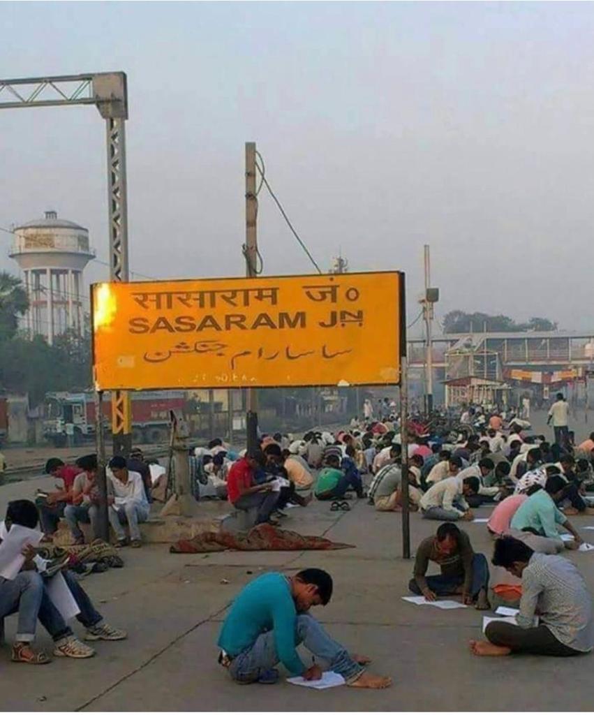 NileshShah68's tweet image. A Brilliant Post on our Jugaad System. 

 मिले न फूल तो कांटे से दोस्ती कर ली 
 इसी तरह से  बसर हमने जिंदगी कर ली