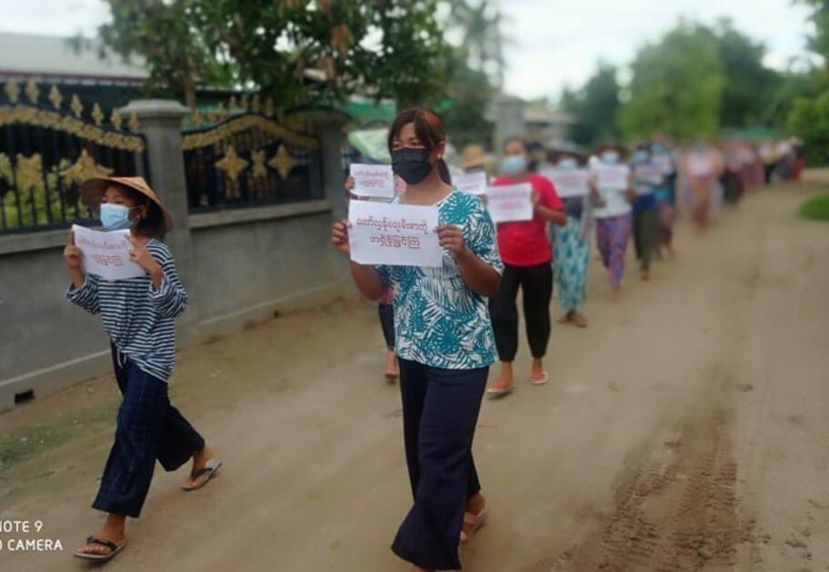 Pro-democracy Residents from Northern part of Salingyi and Eastern Part of Yinmarpin staged a joint protest demanding for the immediate fall of military dictatorship. 

#Oct3Coup
#WhatsHappeningInMyanmar