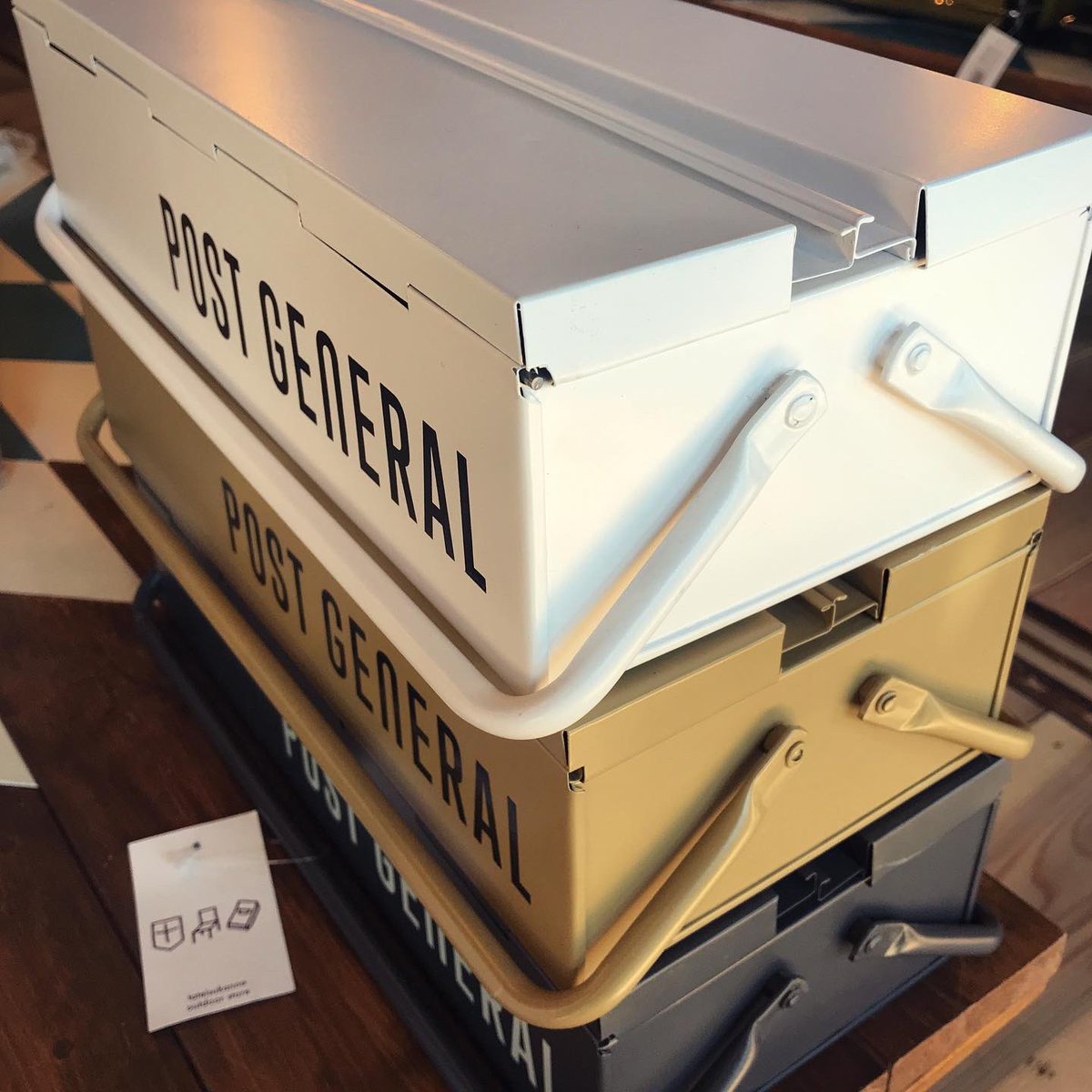 tateisukanna_'s tweet image. 新たらしくホワイトも
タテイスカンナに到着です

用途別に一色ずつ
なんて使い方もアリ

好きな分だけ

積み重ねちゃってよ

#タテイスカンナ #StackableToolBox #postgeneral #White #beige #Black #ツールボックス #スチール #38x16x9cm #キャンプ #アウトドア