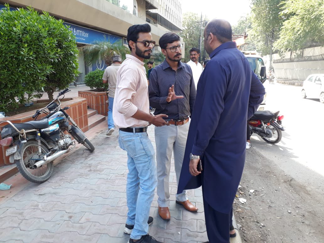 sarahshadab160's tweet photo. Incharge APMSO @SaqibAjaz1 bhai and member central cabinet Apmso @90Rayhanshah bhai at press club ! #APMSOstandswithMDCATstudents https://t.co/2JK3EuCIyT