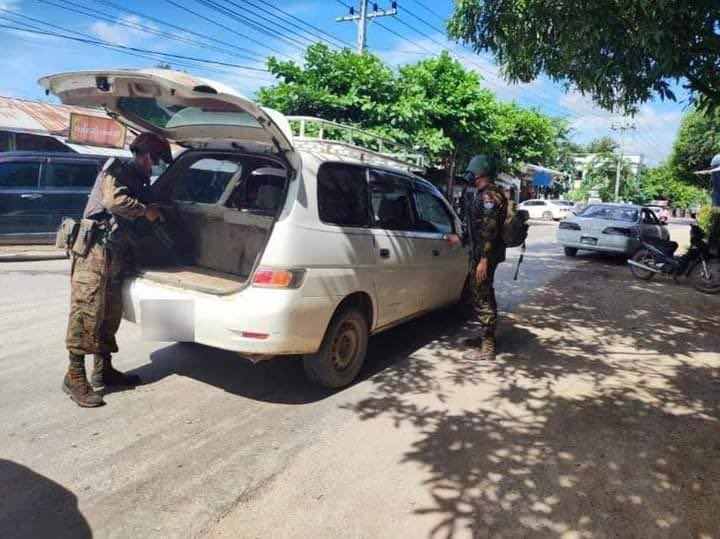 Khai231998's tweet photo. Junta troops tightened security and conducting checks , making difficult for locals from villages at North Myawaddy, Karen State on the morning of Oct 3. #WhatsHappeningInMyanmar #Oct3Coup https://t.co/o4dOxVnsj0