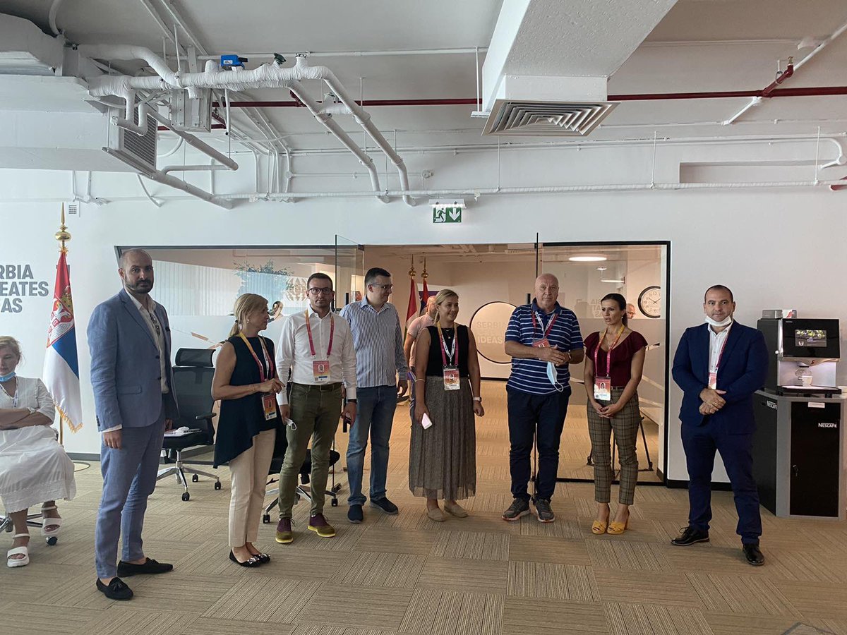 Privrednakomora's tweet photo. Vredno i radno od prvog dana #serbiabusinesshub @expo2020dubai 🇷🇸🇦🇪🙌🏻
Srpski privrednici pred odlazak u Paviljon Republike Srbije #expo2020serbia dogovaraju današnje aktivnosti.
#privrednakomorasrbije https://t.co/cIPwpMsopc