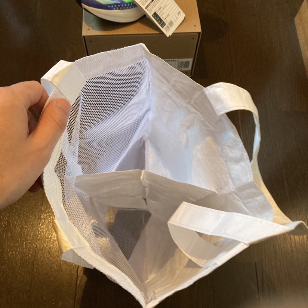 irietty_tk's tweet photo. アディオスプロ2
他のアディゼロシリーズより箱が大きくて、横に引き出す形。
手提げの袋が付いてます。
#アディオスプロ2 #adiospro2 https://t.co/a7dKIfoMvN