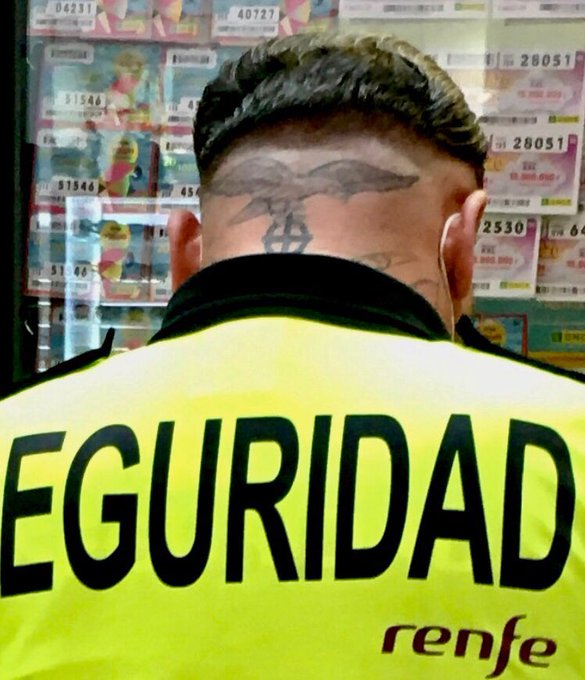 Leah_A_Goldberg's tweet photo. Tatoo que porta l'empleat d'una empresa de seguretat privada a Barcelona, segurament no va aprovar l'examen per PN o GC. https://t.co/Gta2MV85wy