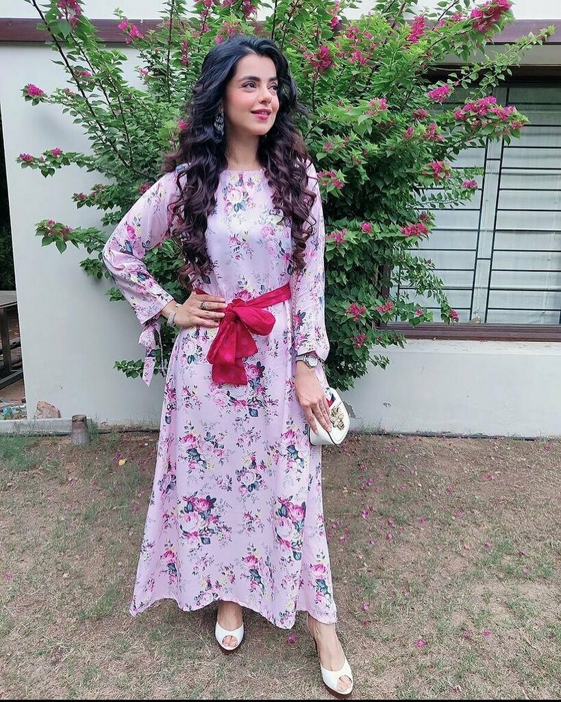 @srhaasgr.official looks endearing in her gorgeous light floral dress which is perfect for rainy days.💗

#pakistanicelebrities #showbiz #pakistanicinema #pakistanimedia #medialife #actors #actorslifestyle #style #styleinspo #styleblogger #digitalmaga… instagr.am/p/CUj2sJuIeRA/