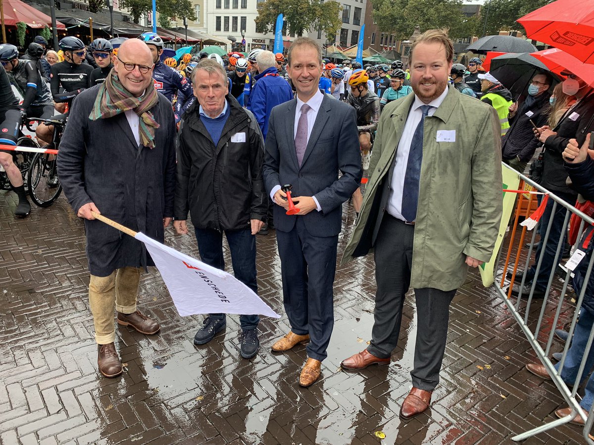 Met onze Overijsselse wielerheld @henniekuiperkw, oberbürgemeister @LeweMarkus (Münster) en wethouder @jeroendiepemaat aan de start van de Münsterland Giro in Enschede. Mooie wielerronde met grote namen in teken van grensoverschrijdende vriendschap.