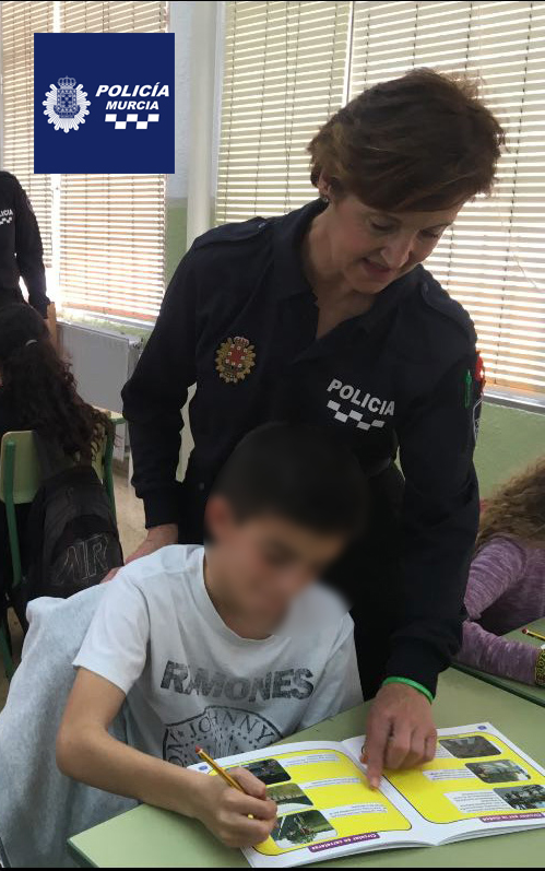 MurciaPolicia's tweet photo. Rosario se dedicó en cuerpo y alma a los murcianos como Policía Local de Murcia.
En el Parque Infantil de Tráfico, jóvenes de toda Murcia recibieron formación y buenas prácticas en materia de seguridad vial.

Tu recuerdo perdurará en nuestros corazones.
Descansa en paz, Rosario. https://t.co/wnvHHXGVmb
