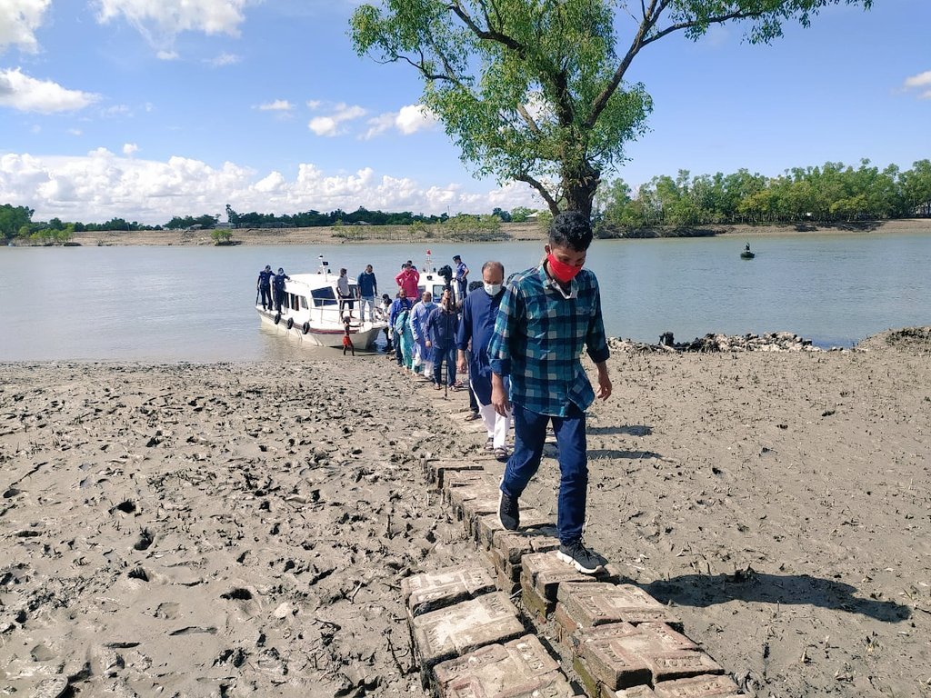 mdabusufian1204's tweet photo. @YouthNet4CC @FFFinBD @SohanBMYP @GretaThunberg 

A delegation of Climate Parliament Bangladesh has paid a visit to the climate hit area in Shaymanagar close to #Sundarban. #COP26 #Prokas https://t.co/mbq5ieHepJ