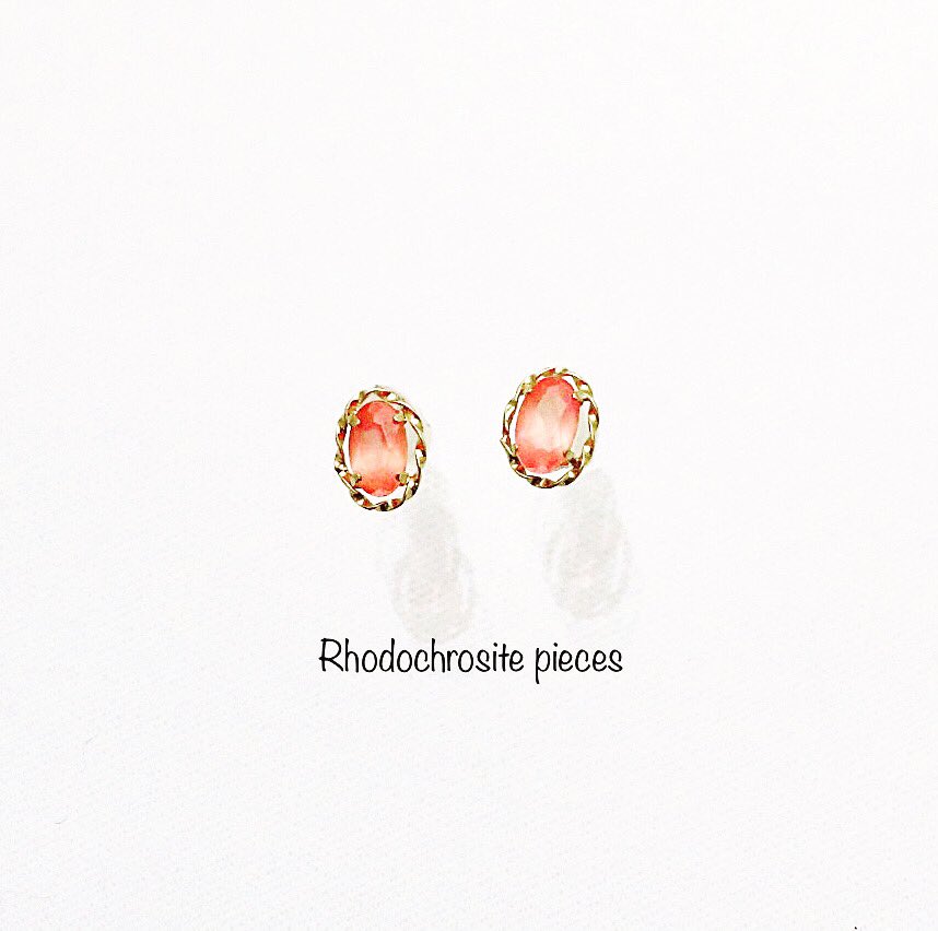 明るいピンク系で別名｢インカローズ｣と呼ばれております。

RC計0.50ct

#ロードクロサイトピアス #rhodochrositejewelry #インカローズピアス #incarose #ピンクの宝石