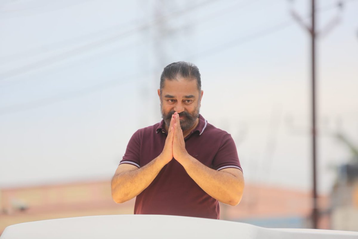 ulaganayagan1's tweet photo. நேற்று முன்னாள் #vikramsecondschedule @Dir_Lokesh
நேற்று
#BiggBossTamilseason5
@vijaytelevision
இன்று மக்களுக்காக @maiamofficial
சோர்வு அறியா ஞாயிரு கேள்விப்பட்டிருக்கிறோம்! இன்று, ஞாயிரும் உழைக்கும் எங்கள் சூரியனே, உலகநாயகனே! @ikamalhaasan @ibalamurugan72 #KamalHaasan https://t.co/XxgToHyJ5e