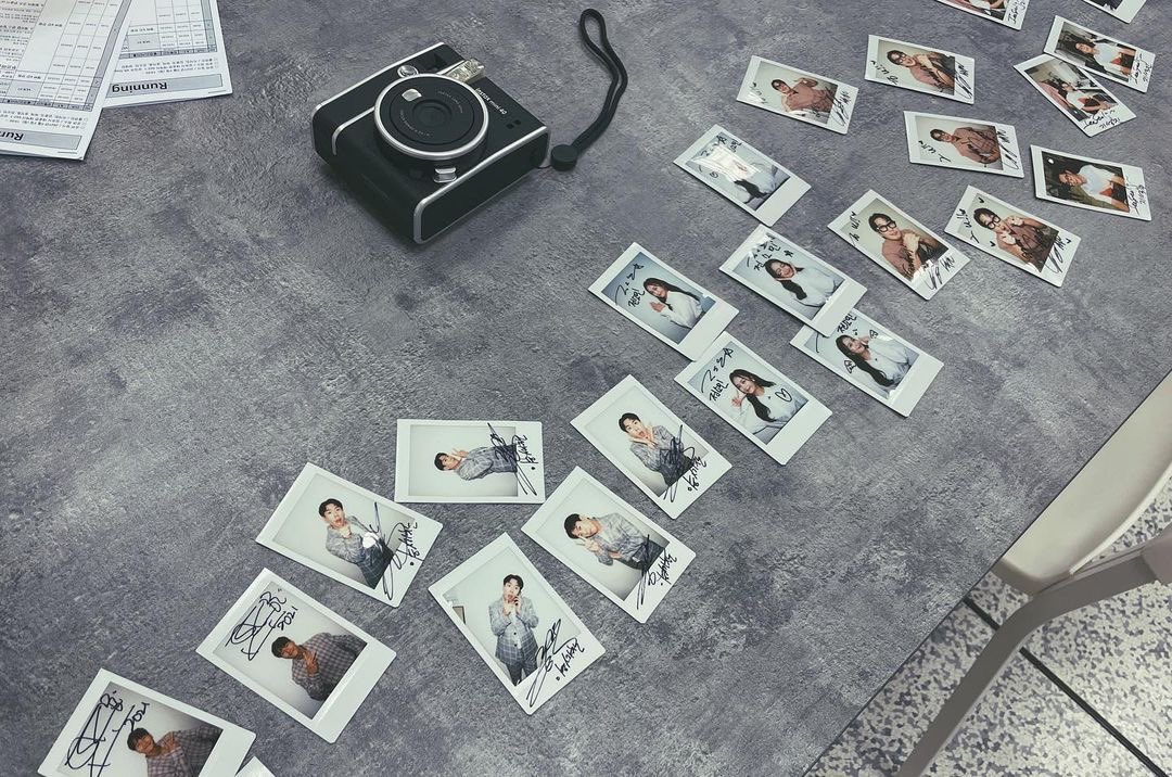 yangsechanifc's tweet photo. [📸 Photos on 211003] 🏃🏻‍♂️ Running Man fan meeting Polaroid films
·
#양세찬 #yangsechan
#런닝맨 #runningman #RM
#런닝맨팬미팅 
#RunningManFanmeeting 
#RunningMan2021OnlineFanmeeting
·
🏝We are accepting contribution for support projects
PayPal: yangsechan.ifc@gmail.com https://t.co/Y3IFmWOWq6
