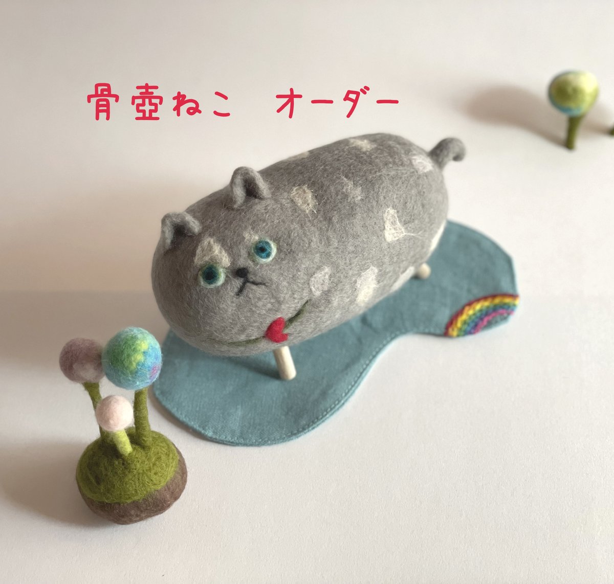 uribouya2008's tweet photo. Creemaさんで骨壺ねこ　オーダースタート。
「骨壺ねこ」は、羊毛フェルトでつくった猫さんのお腹部分が小物入れになっていて、分骨用の小瓶を納めることが可能です。新しい猫用の骨壺です。#うりぼうや作品　#世界にひとつ　#ペット用骨壺　#骨壺　#猫用骨壺　#ハンドメイド https://t.co/97EX0r4sqU