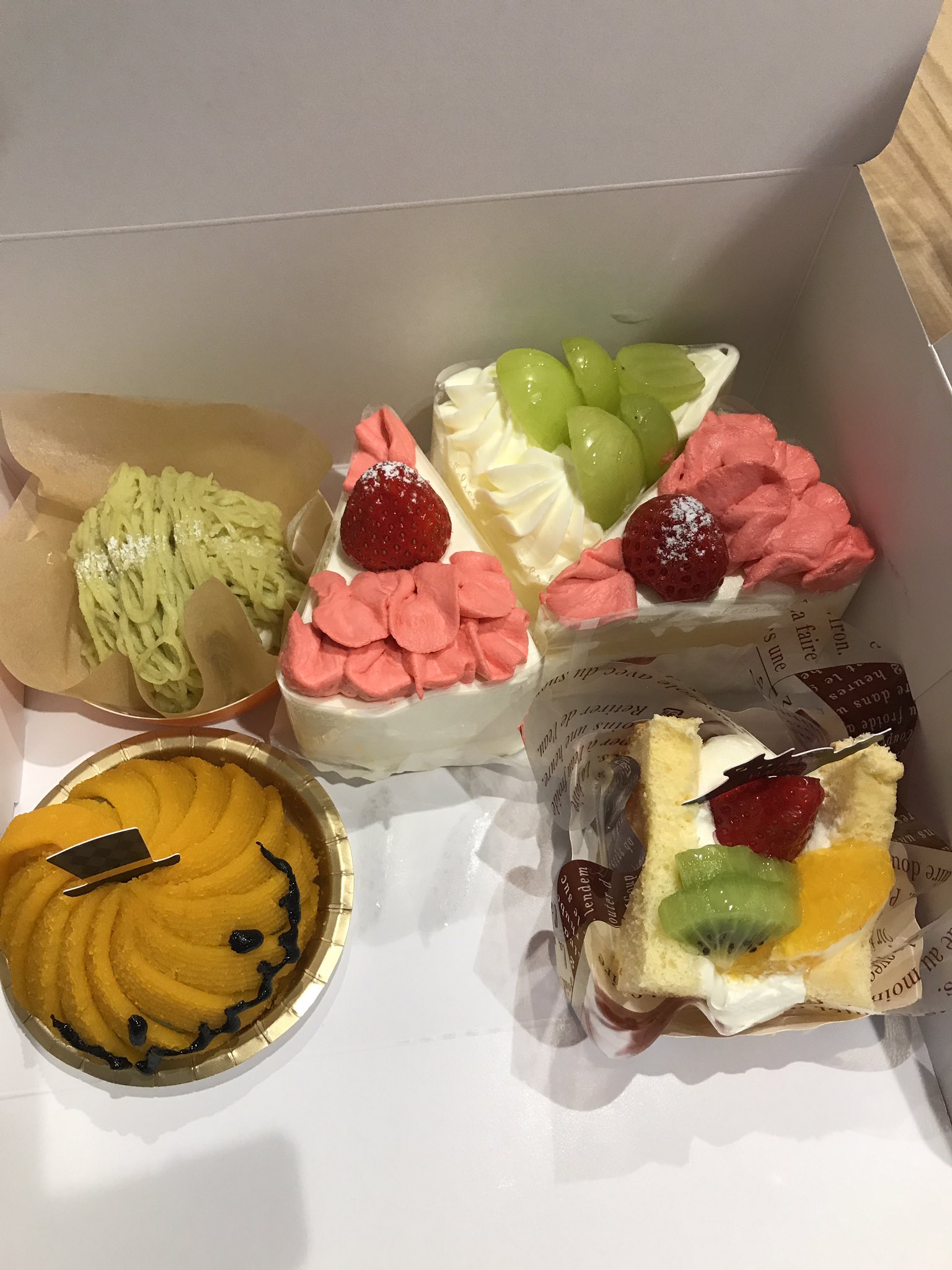 Yuko 大会の帰りにブレーメンのケーキ屋さんへ行きました 初ブレーメン かわいいケーキがたくさんあった O 3女は迷いに迷って シャインマスカットのショートケーキを選びました 焼き菓子とパンも買っちゃいました 佐久市 ブレーメン 佐久