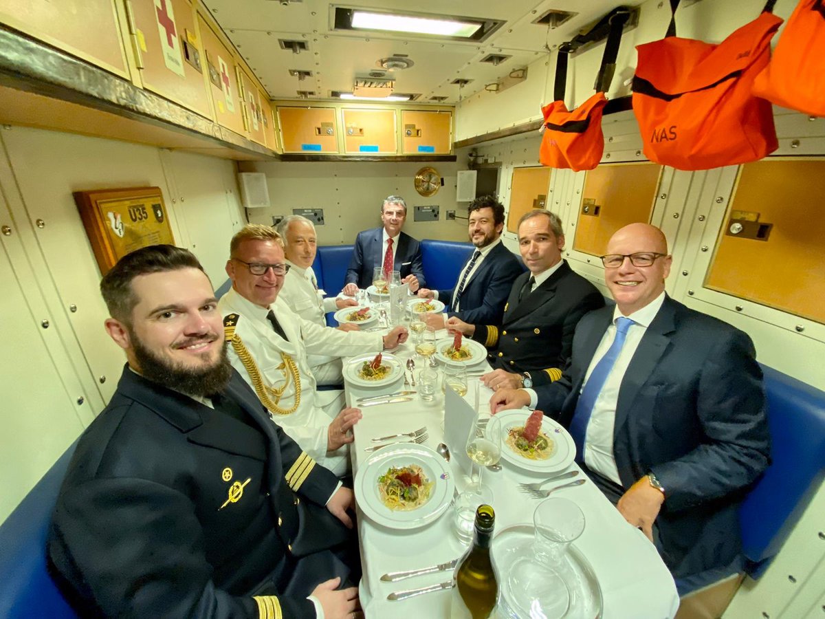 ComDeuSubSqn's tweet photo. Am Wochenende war es so weit. Das Unterseeboot U35 besuchte den letzten Auslandshafen seines fast fünfmonatigen Einsatzes im Mittelmeer. Höhepunkt war ein Spitzenessen an Bord von U35 mit Botschafter Ney und Portugals Chief of Defense Admiral Silva Ribeira.
Uboote sind unsichtbar https://t.co/8w8bpVmSwH