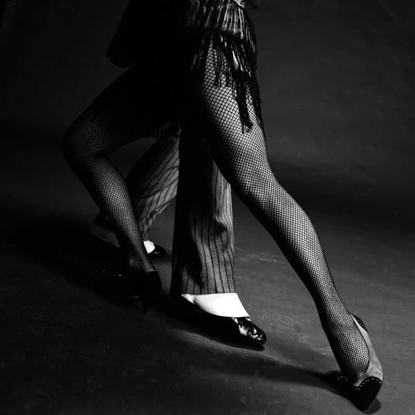 Черно белое доминирование. Изабель Муньос. Танго черно белое. Танец ногами. Аргентинское танго черно белое.