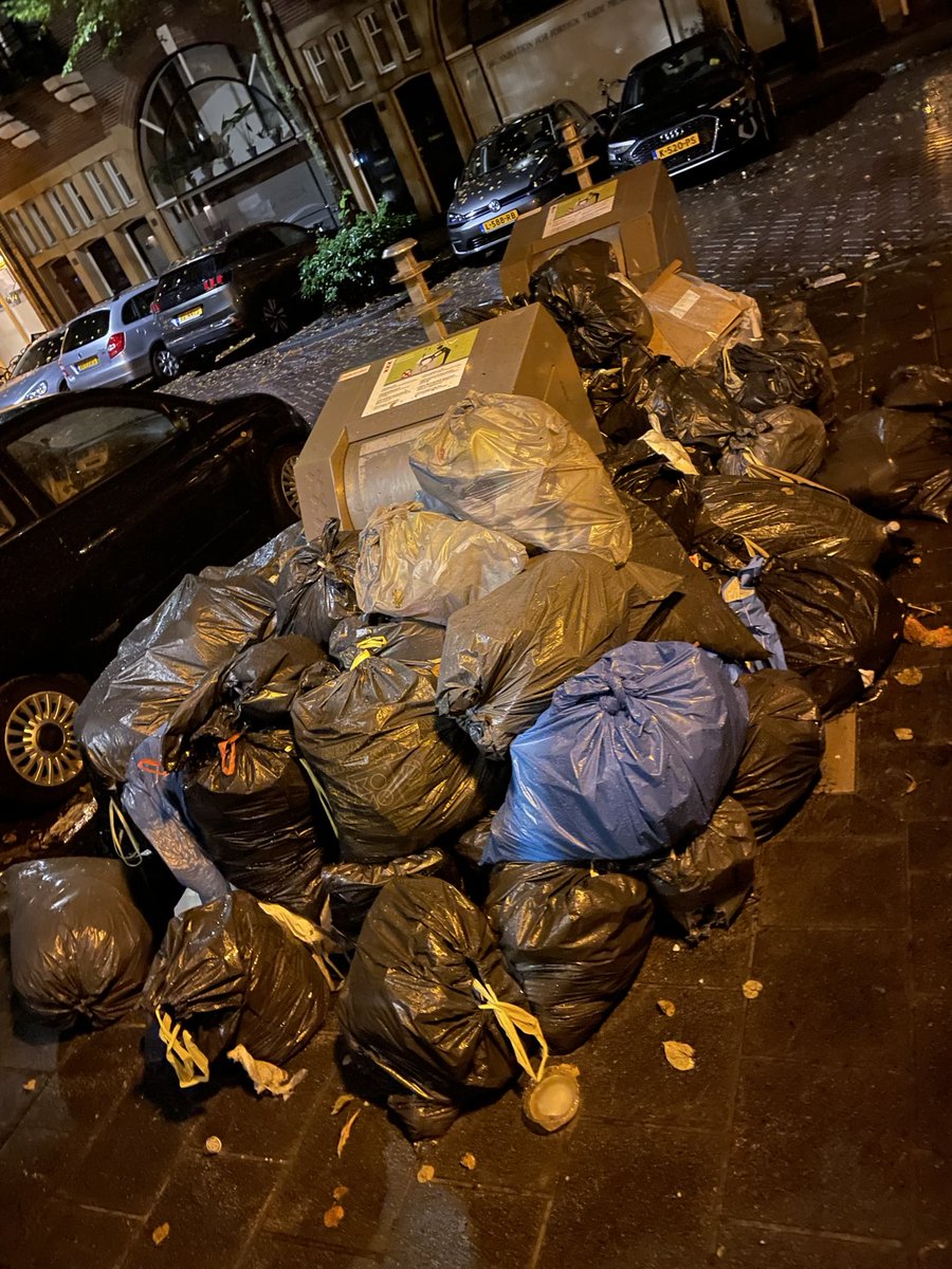 ⁦<a href="/AmsterdamNL/">Gemeente Amsterdam</a>⁩ Saxenweimarlaan zaterdagavond en ook al zaterdagochtend, ook de bakken in de nabije omgeving zagen er zo uit. Mijn vuilniszak maar weer mee naar huis genomen, die gelegenheid heeft blijkbaar niet iedereen, echt heel erg vies en gevaarlijk onhygiënisch