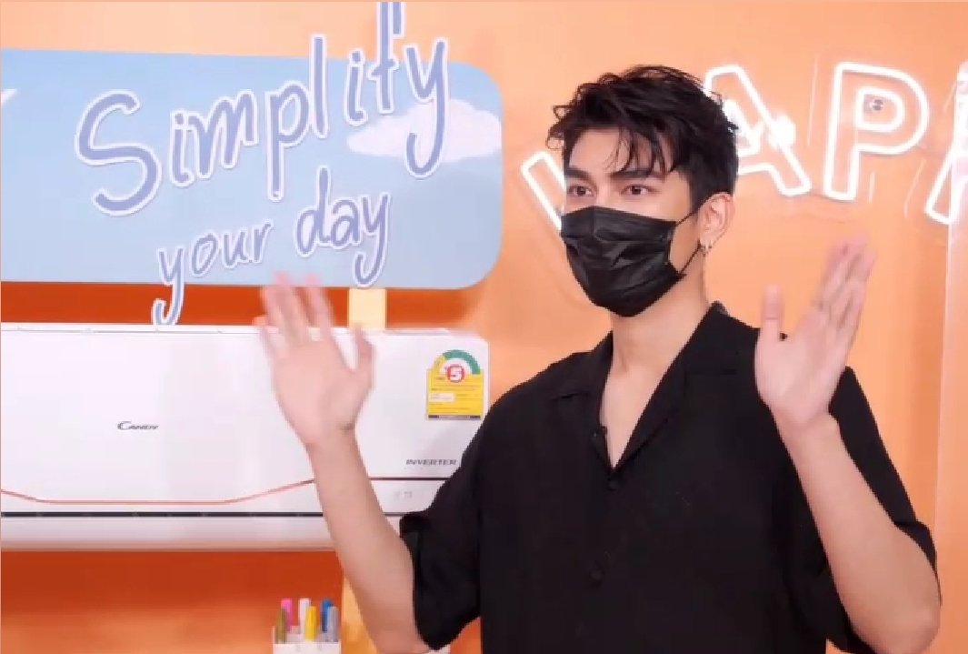 Jiimmyyjp_'s tweet photo. Phi Mew beneran pake baju Hitam 😭😭 

#mewgulfdaylove
#CandyLiveXMewGulf
#CandySimplifyyourday #Candyหวานจังหวานใจมิวกลัฟ https://t.co/Tbwc5W1bGO