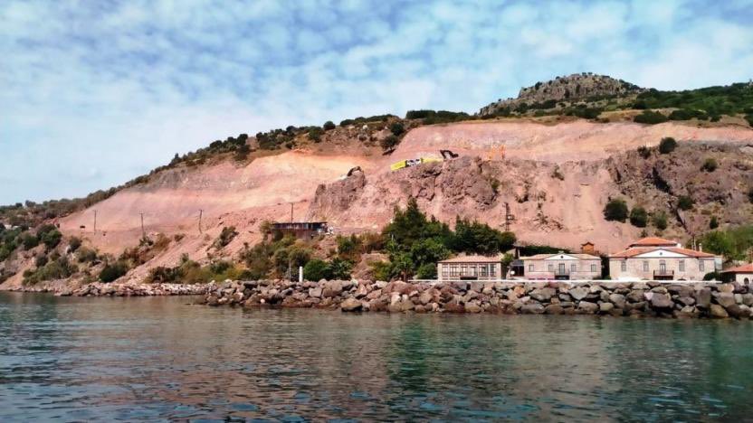 mhrpolat's tweet photo. Bunun adı doğa ve tarih katliamıdır. Bu Assos’ta yok edilen antik liman dokusuna yeni oteller yapma hamlesidir.

Sözümona kaya ıslahı denilen, akla vicdana sığmayan bu iş, bir doğal antik limanımızı, eşsiz bir değerimizi geri dönüşsüz şekilde mahvetmiştir. #AssostaKatliamVar https://t.co/hxRQJtaLly