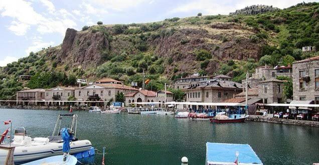 mhrpolat's tweet photo. Bunun adı doğa ve tarih katliamıdır. Bu Assos’ta yok edilen antik liman dokusuna yeni oteller yapma hamlesidir.

Sözümona kaya ıslahı denilen, akla vicdana sığmayan bu iş, bir doğal antik limanımızı, eşsiz bir değerimizi geri dönüşsüz şekilde mahvetmiştir. #AssostaKatliamVar https://t.co/hxRQJtaLly