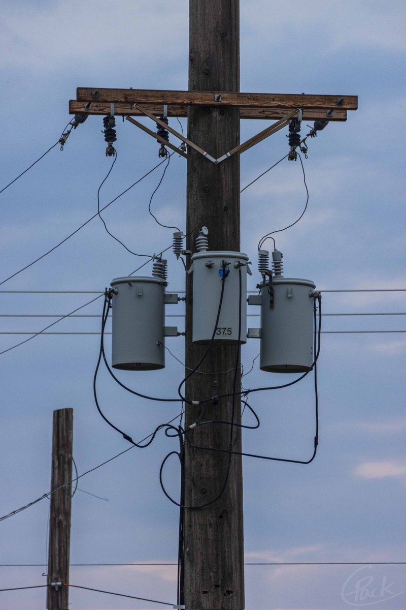 chrispack1986's tweet photo. Electric Sky

#ChrisPackPhoto #photography #landscape #skyscape #clouds #skyphotography #skyline #sky #bluehour #goldenhour #sunset #powerlines https://t.co/SDEb7RW0zF