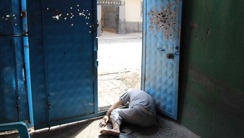 3 Ekim 2015 Nusaybin’de 2. Sokağa çıkma yasağı ilan edilmişti. Ağır saldırılardan dolayı 55 yaşındaki Ahmet Sönmez, eşini, çocuklarını ve torunlarını korkmasınlar diye köye yollamıştı, kendisi ise hayvanlara bakmak için evde kalacağını söylemişti.