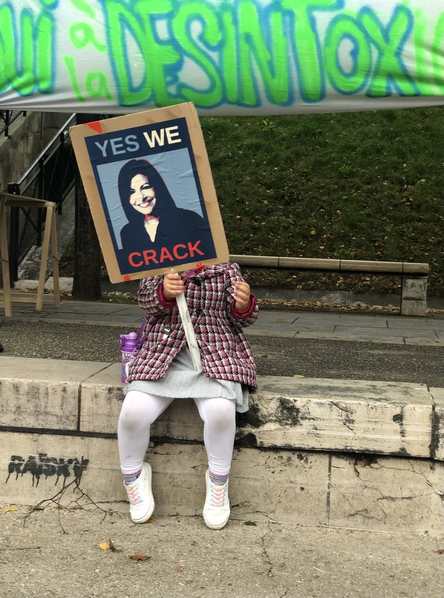 Ts les collectifs Parisiens et du 93 s’unissent CONTRE le CRACK, CONTRE le projet de salles de shoot de <a href="/Anne_Hidalgo/">Anne Hidalgo</a>
Ns étions des 100aines hier à manifester et des milliers ont déjà signé change.org/StopCrackParis - les autres ne savent pas encore : ça arrive en bas de chez eux !