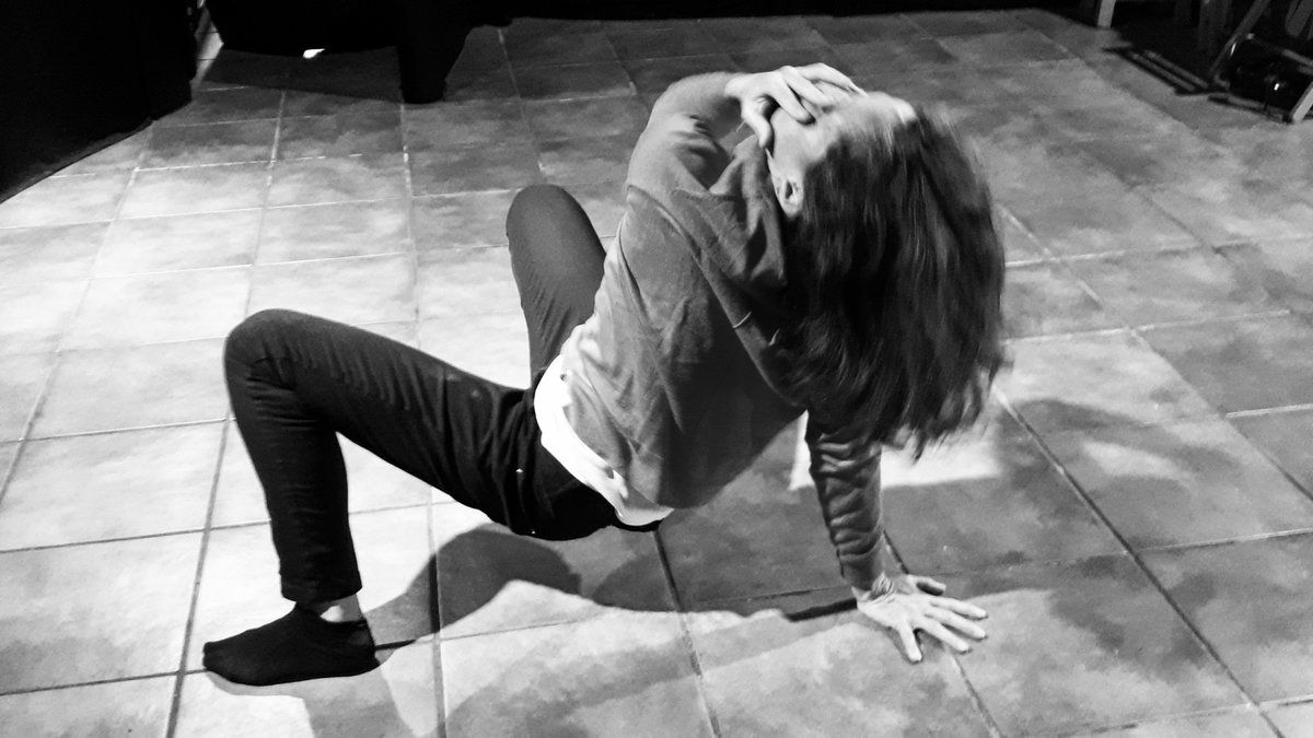 TeatreTeclaSmit's tweet photo. Colpida pels fets que narra el text, la filla, ballarina, crea una emotiva seqüència de dansa, potser massa eloqüent... Què amaguen els protagonistes de #Transacció? Veniu a descobrir-ho a la @sala_trono el 8, 9 i 10 d'octubre. 
👉 Entrades: https://t.co/kqWoaiYoaA
+info al blog! https://t.co/RKctYMu9hP