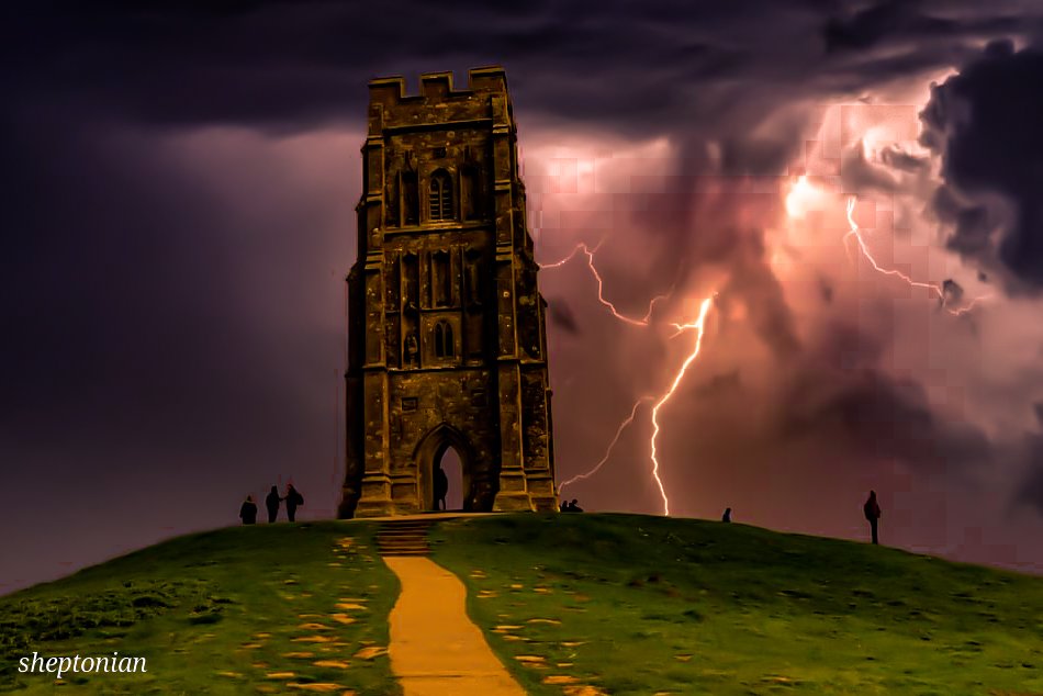 martynfreestone's tweet image. Striking ! 
#Glastonbury #tor #storm #weather #lightening #somerset #uk #sheptonian