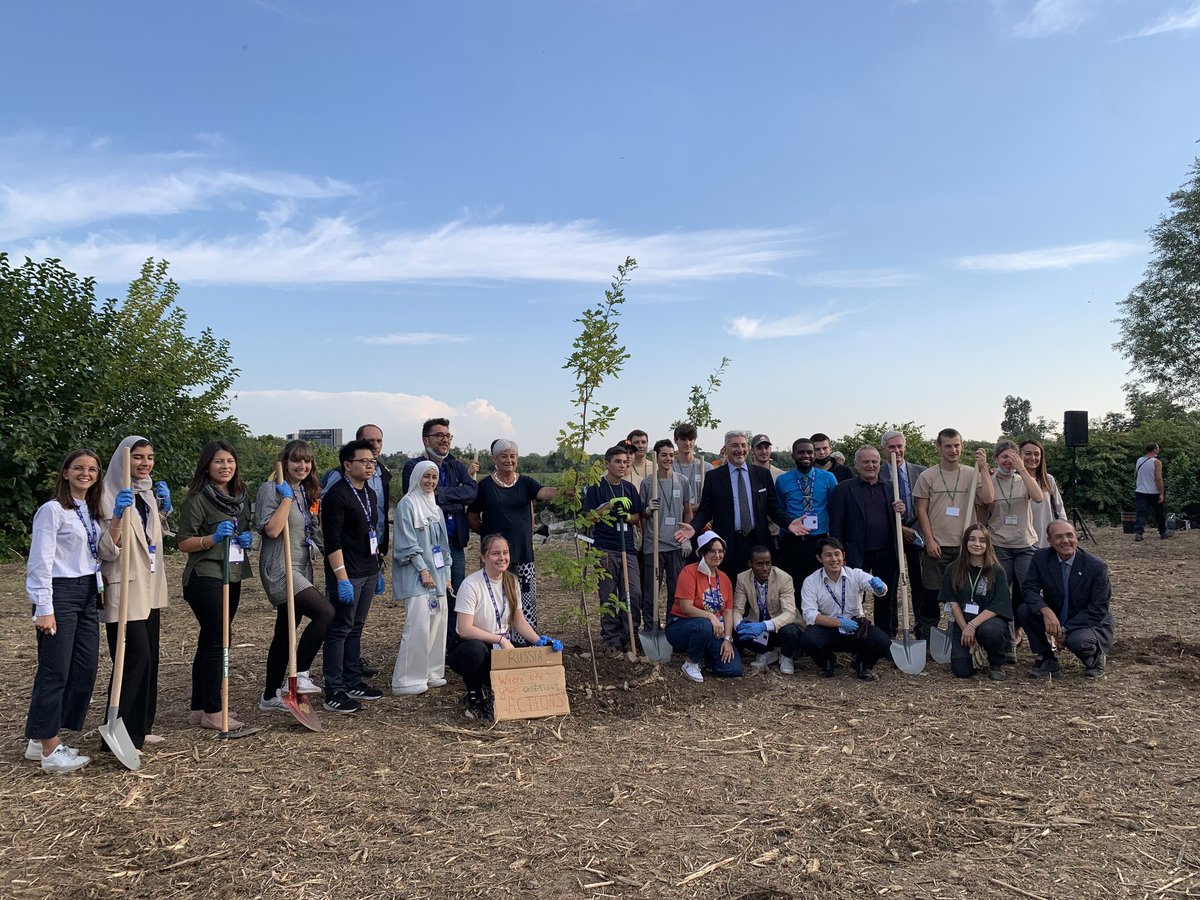 elhadjadialo's tweet image. It was a great honor for me to represent my fellow African delegates at the Tree Planting Ceremony which took place in the LOMBARDY region, IT. We need trees 🌳 to survive because without them our planet won't last. Let's keep our planet green.
#Youth4climate 
@PreCop26ITA