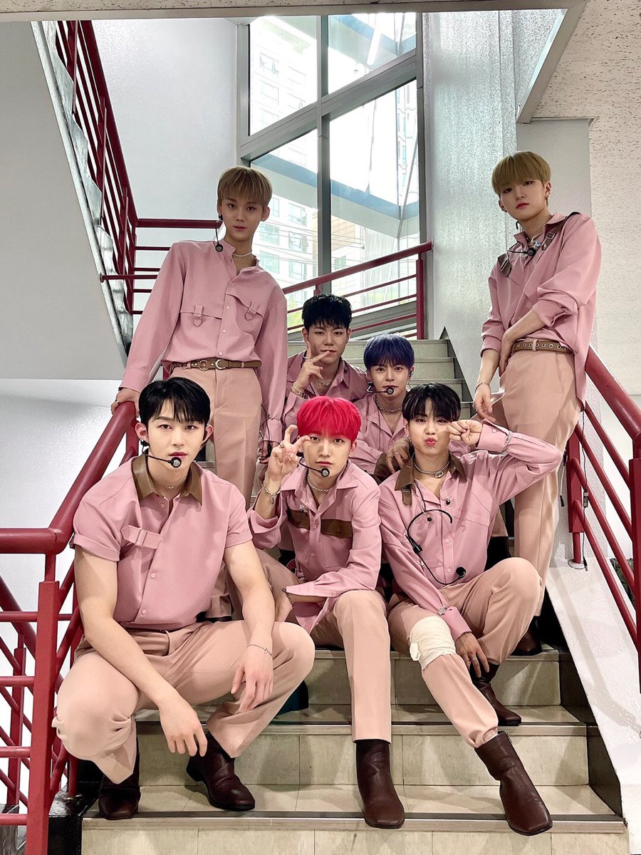CIIPHERPH's tweet photo. [TWT/PIC] 20211003

[#CPR] CLUE! How was today's performance
They decorated the stage so well. We were so excited while doing it.😆 Our first week of promotions is over, so let's have fun for the rest of the time.~~❤️‍🔥❤️‍🔥💘💘
⠀
#CIIPHER #싸이퍼 https://t.co/AITXOhIkx2