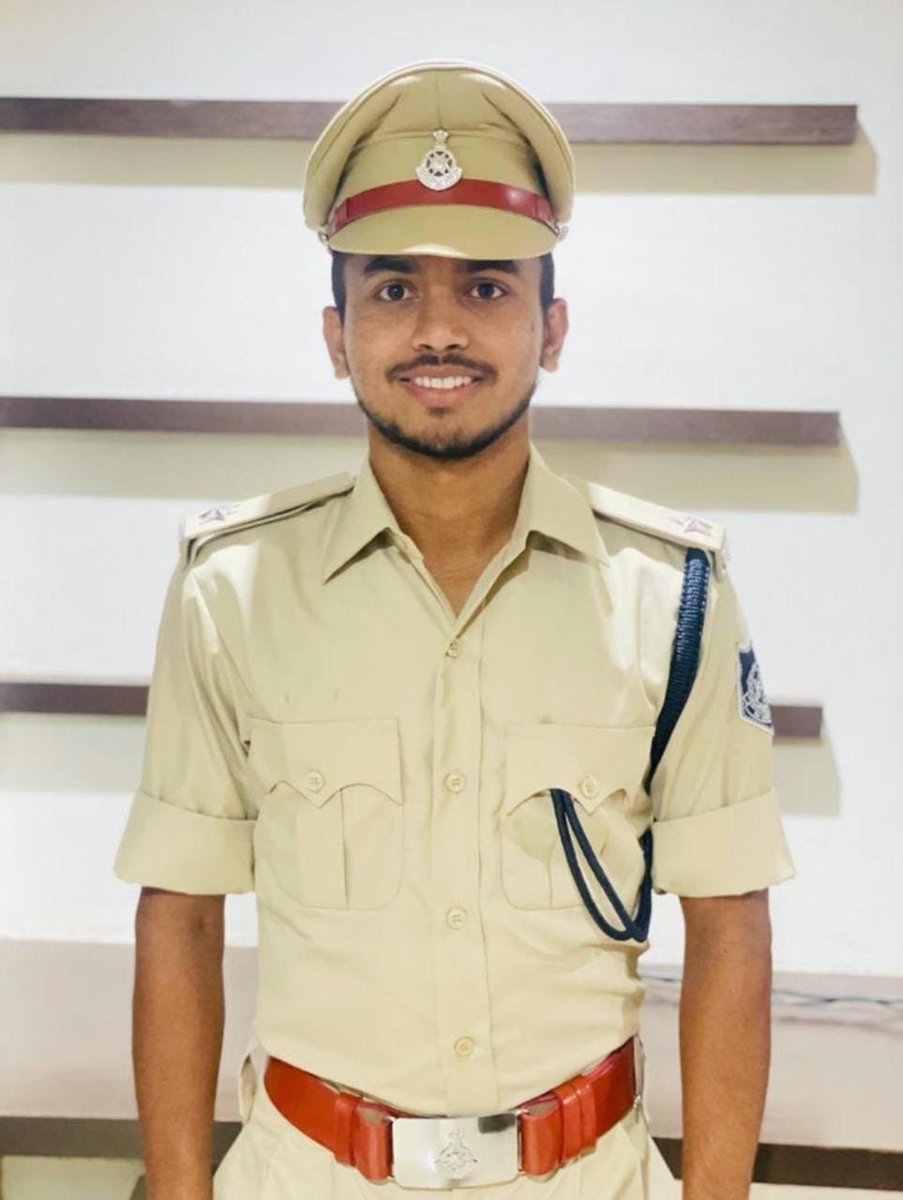ChouhanShivraj's tweet photo. ओलम्पियन और मध्य प्रदेश पुलिस के नये DSP श्री @VivekSagarpras1 जी आपको वर्दी में देखना सुखद है।

मुझे विश्वास है कि आप खेल के साथ-साथ अपने कार्यों व जिम्मेदारियों से भी युवाओं को जीवन में सदैव सर्वश्रेष्ठ करने की प्रे��णा देते रहेंगे। आप आगे बढ़ते रहें, आनंदित रहें, शुभकामनाएं! https://t.co/VH9sIkcy66