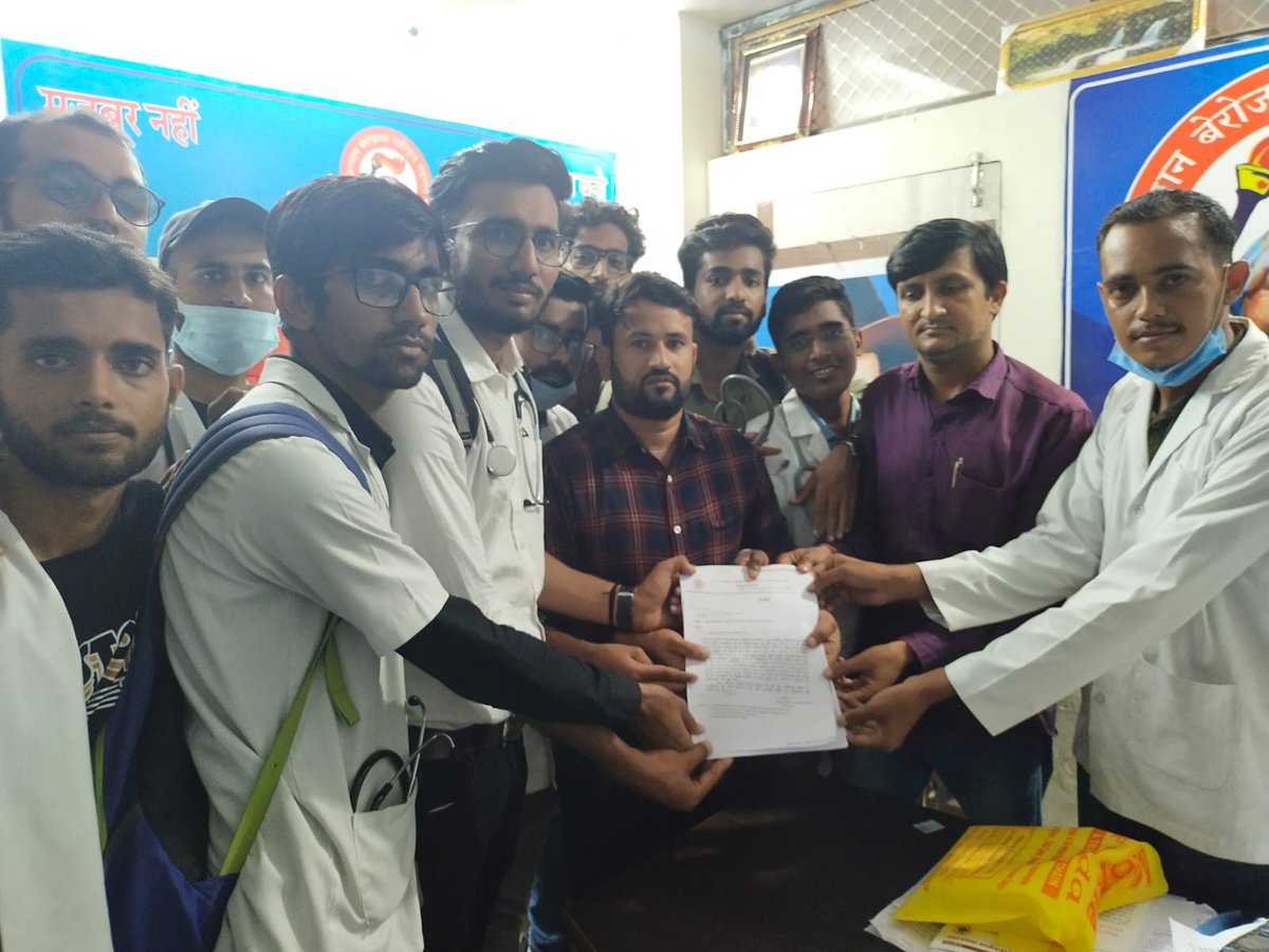 TheUpenYadav's tweet photo. राजस्थान सरकार ने MBBS  इंटर्न चिकित्सकों का स्टाइपेंड7000₹ से 14000₹ प्रति महीने कर दिया है जबकि उन से भी विपरीत परिस्थितियों में(संसाधनों के अभाव में)काम करने वाले इंटर्न पशु-चिकित्सकों को सिर्फ 3500₹ प्रति महीने दिया जाता है जो Medical  docters  के समकक्ष ही पढ़ाई कर 1/2.. https://t.co/Oc9uNUKqY1
