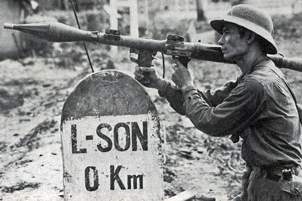 VNgnThng2's tweet photo. 9 chữ vàng như lời tuyên thệ của lính Vị Xuyên: "Sống bám đá, chết hóa đá, thành bất tử".

PROTECT VIETNAMESE HISTORY 

#AceTroopsfilmdistortsVietnamesehistory

#ParacelandSpratlyislandsbelongtoVietnam https://t.co/emRAy1SIpB https://t.co/RFsIUUiIgF