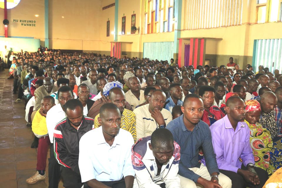 CnddFdd's tweet photo. Kuri uyu w'Imana, Umunyamabanga Mukuru w'Umugambwe @CnddFdd Réverien Ndikuriyo yifatikanije n'Abakirisu ba Paruwase gatorika y'i Makamba yitiriwe Petero Karaveri Mweranda mu nkuka yamisa yaherejwe na Patiri Mukuru Niyonkuru Pierre aho yisunze inkurunziza  ya Mariko 10: 2-16. https://t.co/w8UugrErvx