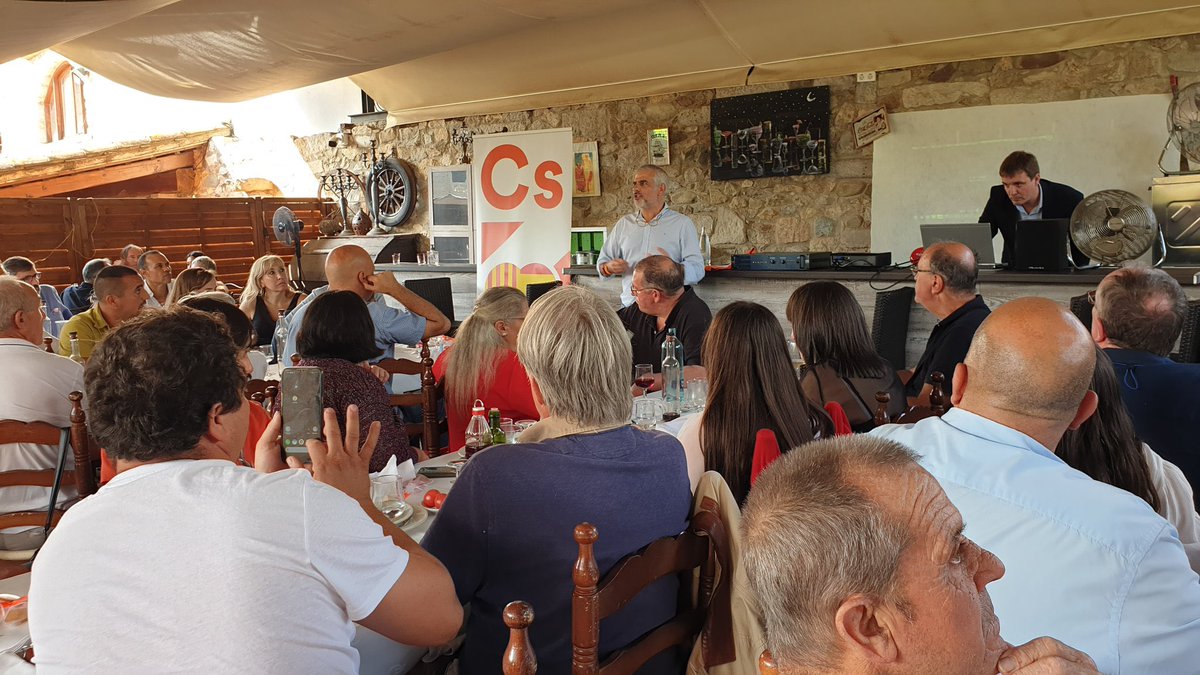 Cs_Girona's tweet photo. Había ganas de volver a reencontrarnos, disfrutar y compartir todo aquello que nos une.

🍊@cs_Girona somos una familia valiente, fuerte y unida, y ayer en #Girona lo dejamos claro

🎂Gracias a @carrizosacarlos  y @annagrauarias por acompañarnos en nuestro #15aniversarioCs https://t.co/r8lozUYiUD