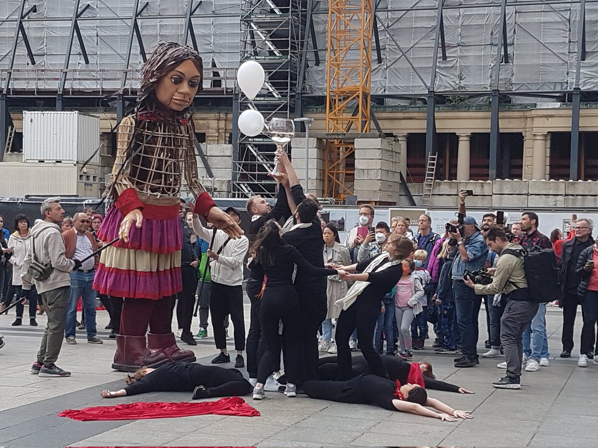 derOhrem's tweet photo. War gestern in Köln bei @walkwithamal. Ein schönes Projekt. Das kleine große Mädchen macht auf auf das Schicksal Geflüchteter aufmerksam. https://t.co/on6rU6fMnm
