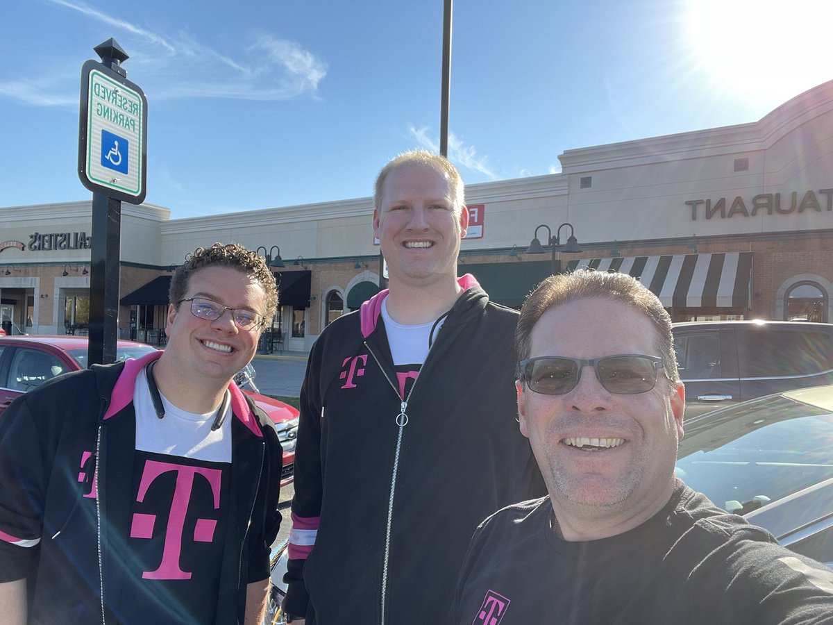 RJGomezIII's tweet image. What a great time meeting some of our Indy Teams and recognizing some of our best! Thank you for everything you do for our company. See you again soon! #MidwestMagic @TracyNolan_ @JonFreier