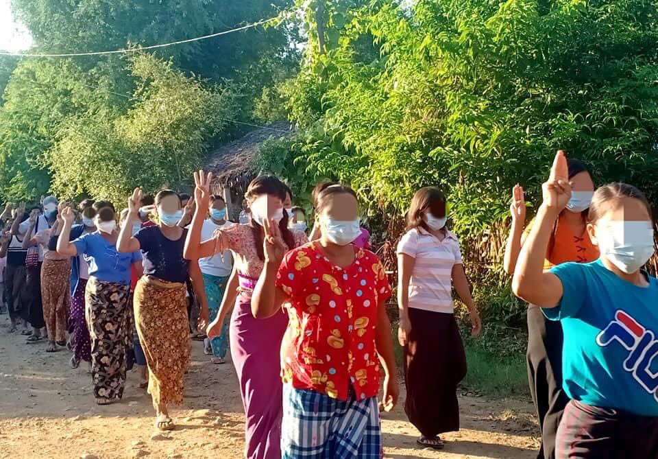 klatpri's tweet photo. People from Myaing township Basic Education General Strike Committee and villages in the Western zone joined the street protest this evening, with the slogans calling for the end of the dictatorship.
#WhatsHappeningInMyanmar  #Oct3Coup https://t.co/3luMsrtXkS