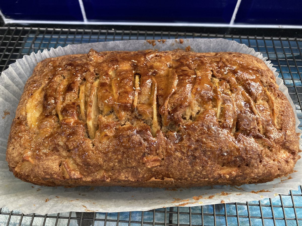 Apple &amp; cinnamon loaf cake - the kitchen now smells of autumn #homemade #Autumn #MaryBerry #bake