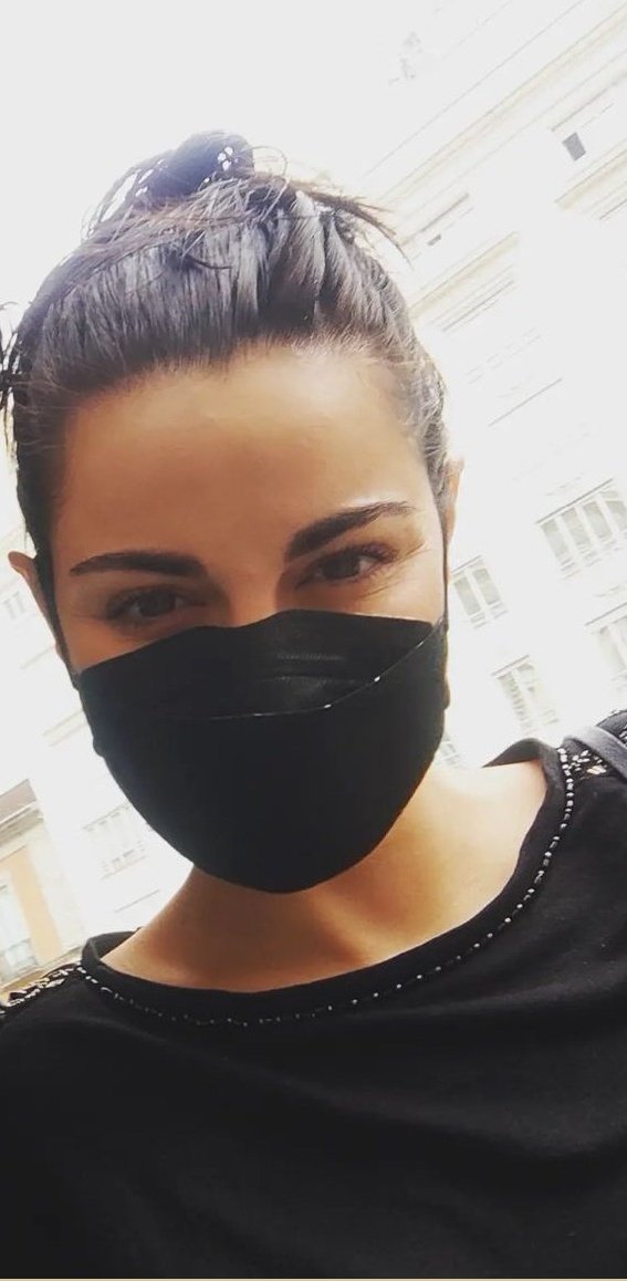 gheany111's tweet image. Essa mulher e meu ponto fraco, olha como ela fica perfeita de coque, máscara e de roupa preta 🥰