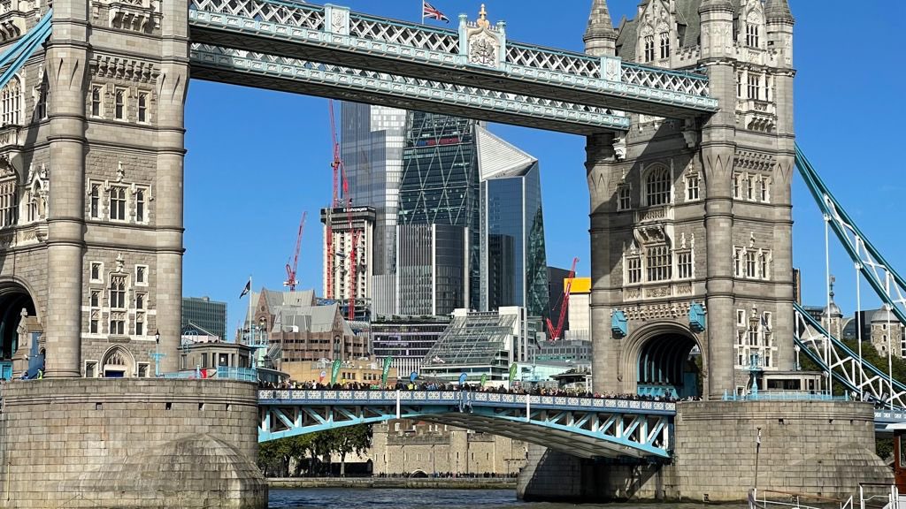 Wonderful to stand in the sunshine on the #jetty and hear the cheers for the @LondonMarathon athletes coming from @TowerBridge! Congrats to all!